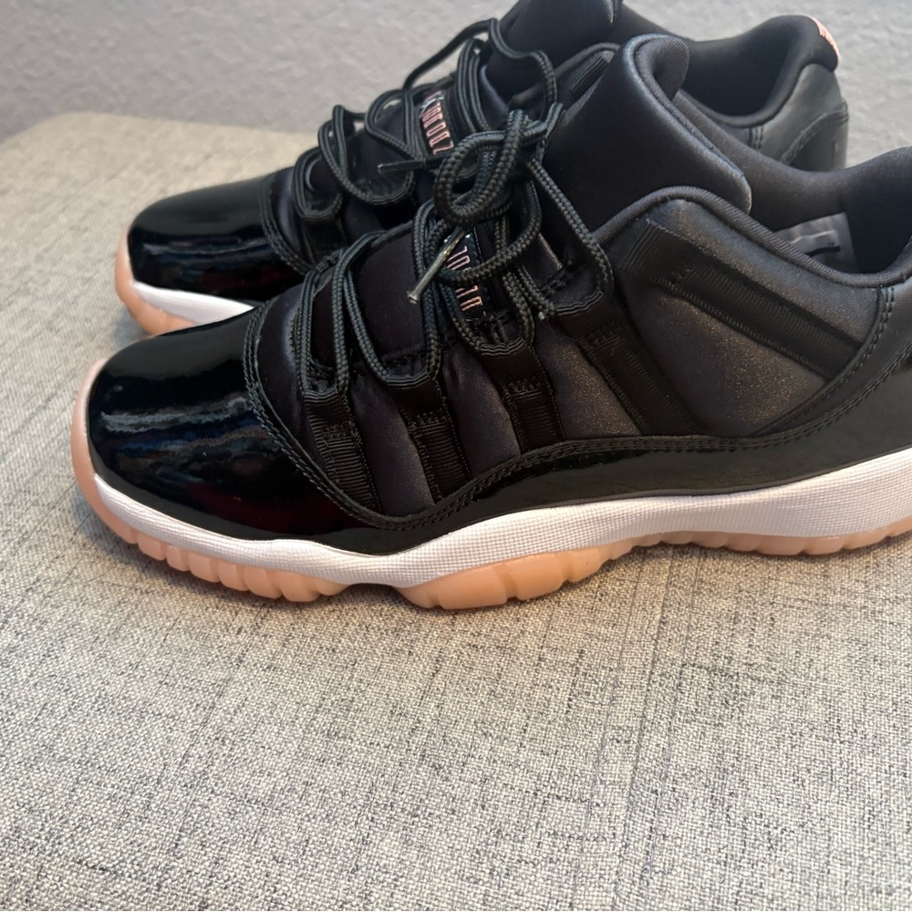 Jordan 11 Retro Low Bleached Coral size 6Youth